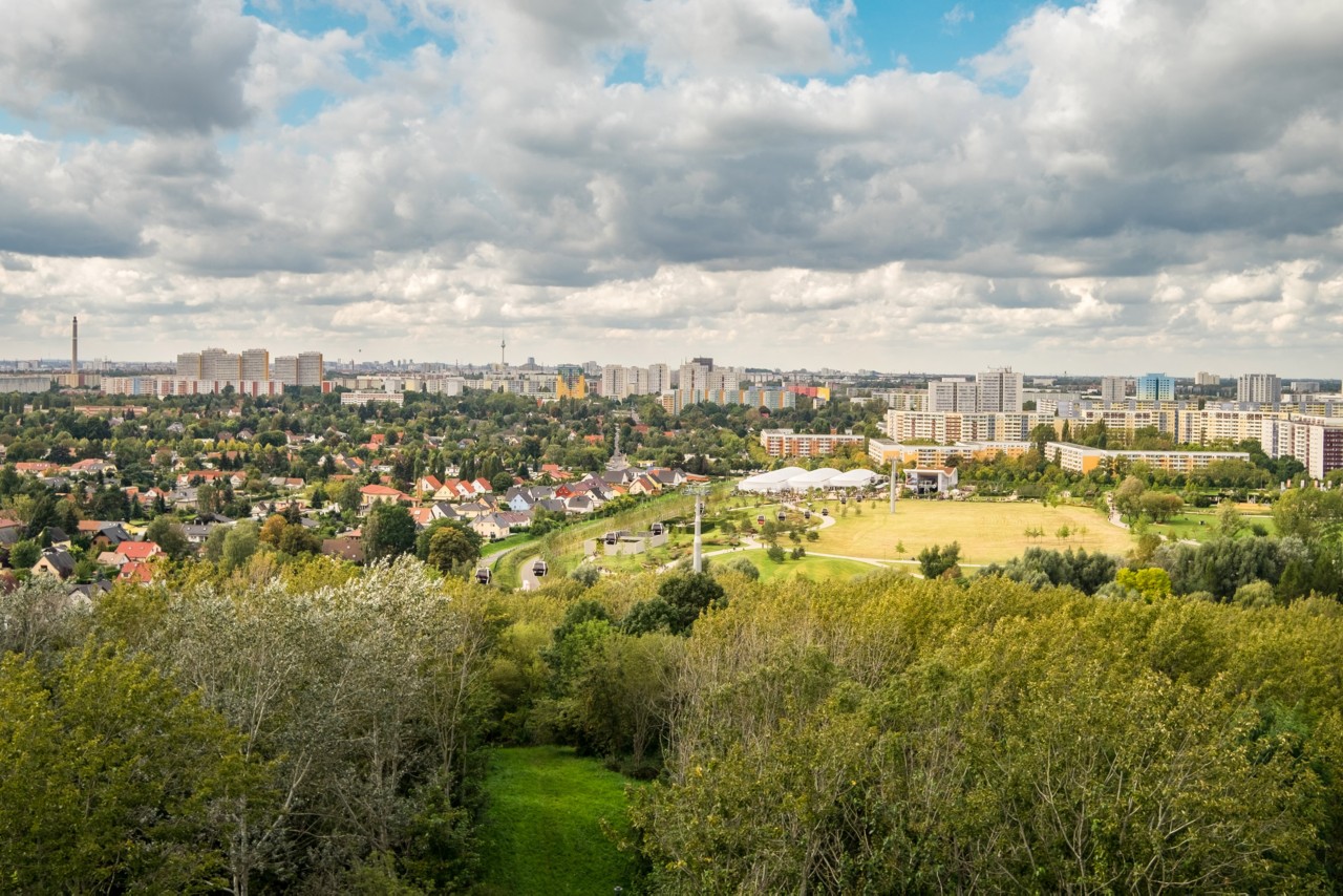 Blick vom Kienberg über Berlin Marzahn-Hellersdorf Richtung Fernsehturm